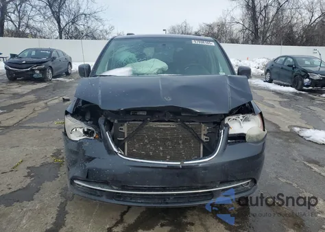 2014 Chrysler Town & Country Touring z USA, uszkodzony, nr VIN 2C4RC1BG8ER237685